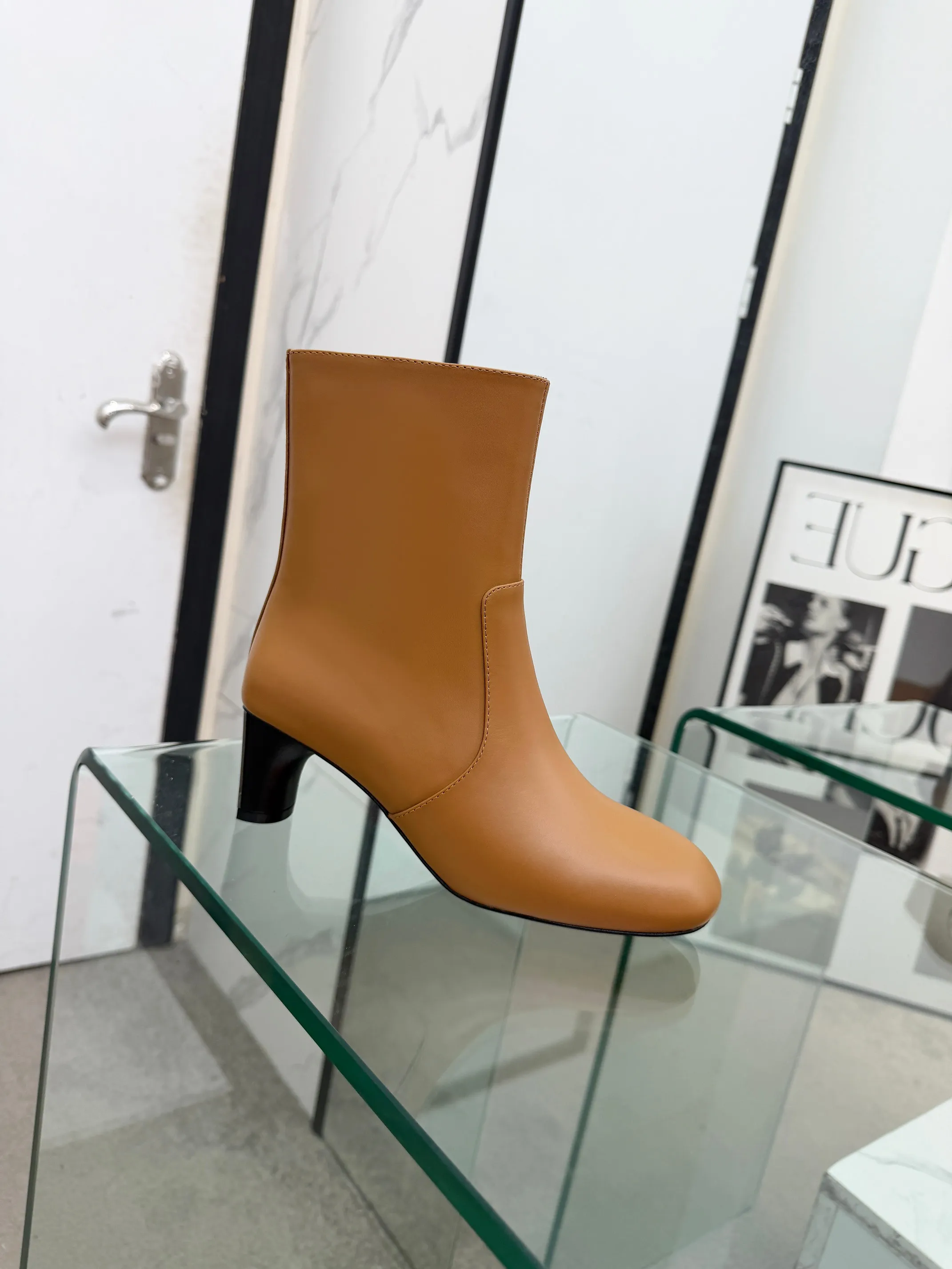 👟👟Ex-factory price 800👟👟 Top version purchasing agent Hermes 2025 autumn and winter new Lisa thick heel side zipper and naked women's short boots H family letter logo high heel round toe Martin knight boots Material: imported calfskin upper + water-dyed sheepskin lining + Italian genuine leather outsole Heel height: 5.5CM Size: Women’s size 35-41 (40.41 customized, non-refundable)